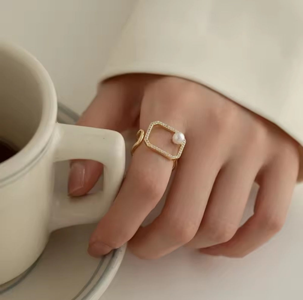 Pearl Frame Luxe Adjustable Ring