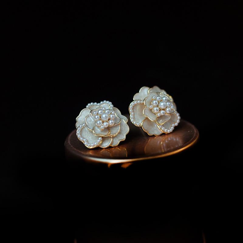 Rose Earings - White